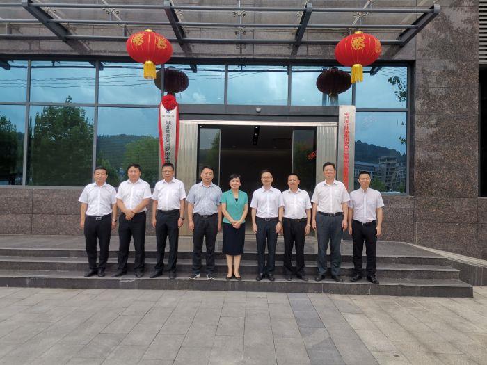 揭牌儀式領(lǐng)導(dǎo)合影(拍攝:袁時(shí)雨) 揭牌儀式領(lǐng)導(dǎo)合影(拍攝:袁時(shí)雨)