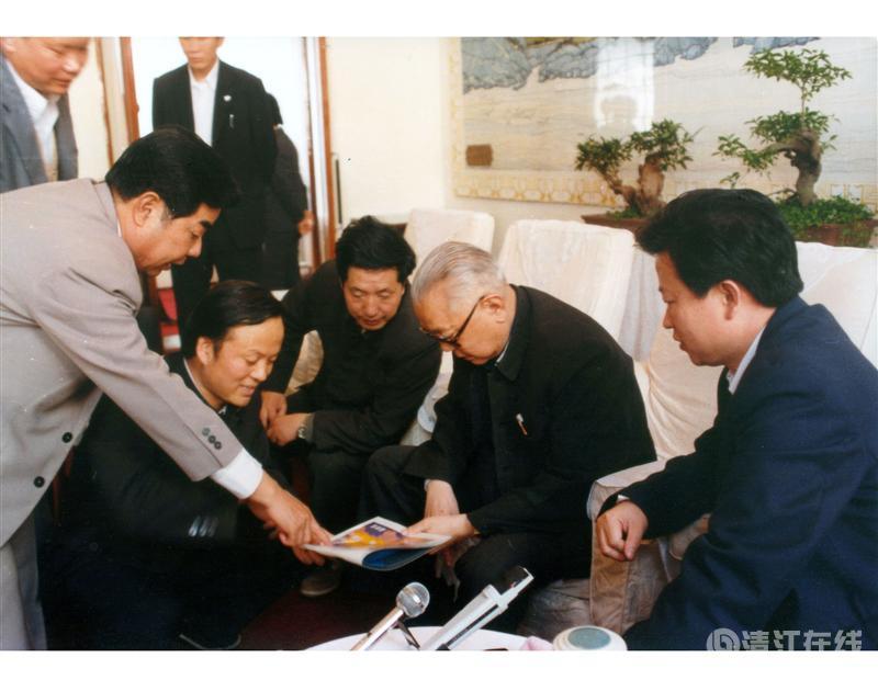 1988年4月，全國政協(xié)主席李先念在宜昌聽取清江開發(fā)匯報
