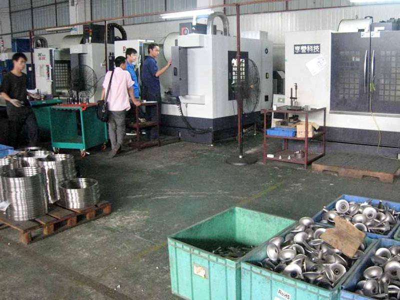 在小區(qū)內(nèi)加工五金找誰投訴?